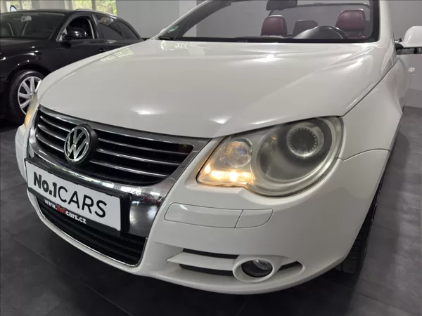 Volkswagen EOS 2,0 FSI ČERVENÁ KŮŽE BI-XEN - foto 24