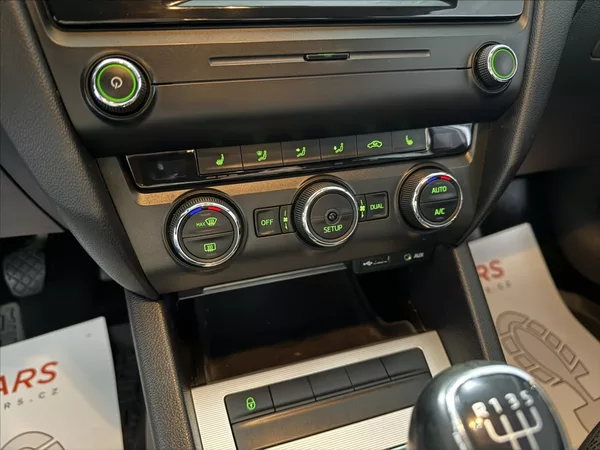 Škoda Octavia 1,6 TDI KEY-LESS TAŽNÉ ČR - foto 15