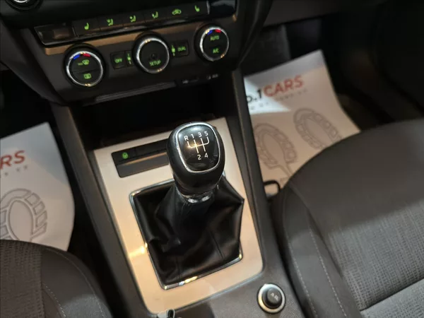 Škoda Octavia 1,6 TDI KEY-LESS TAŽNÉ ČR - foto 16
