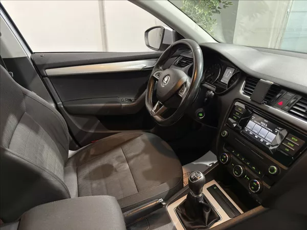 Škoda Octavia 1,6 TDI KEY-LESS TAŽNÉ ČR - foto 19