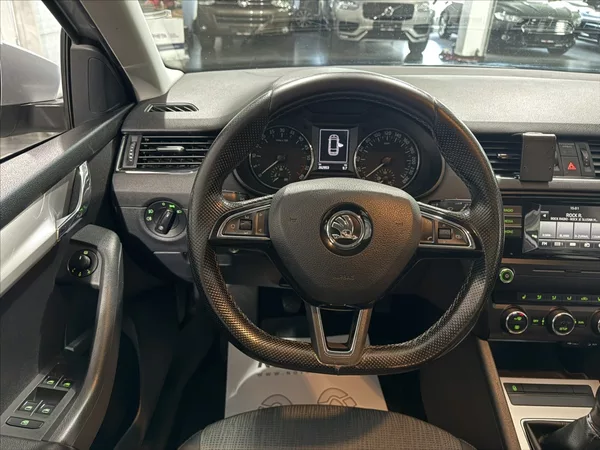 Škoda Octavia 1,6 TDI KEY-LESS TAŽNÉ ČR - foto 21