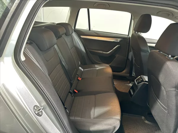 Škoda Octavia 1,6 TDI KEY-LESS TAŽNÉ ČR - foto 22