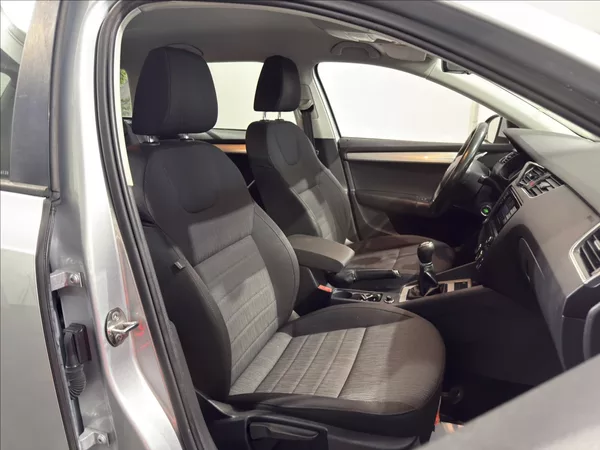 Škoda Octavia 1,6 TDI KEY-LESS TAŽNÉ ČR - foto 23