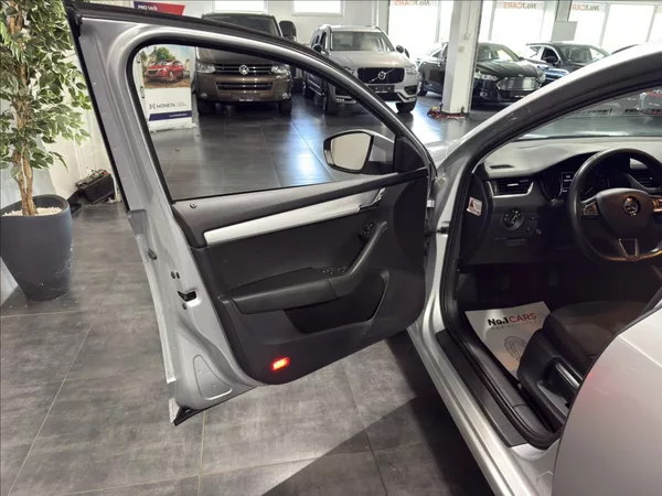 Škoda Octavia 1,6 TDI KEY-LESS TAŽNÉ ČR - foto 6