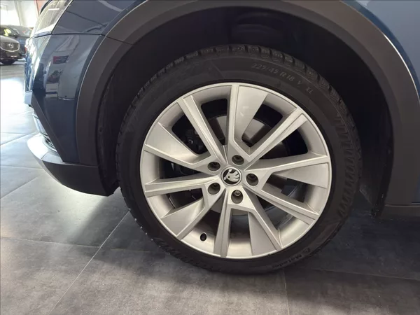 Škoda Octavia 2,0 TDI SCOUT 4X4 110KW HEAD - foto 33