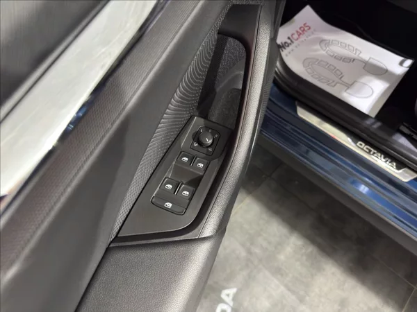 Škoda Octavia 2,0 TDI SCOUT 4X4 110KW HEAD - foto 7