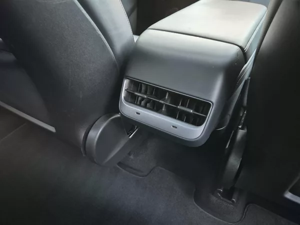 Tesla Model Y RWD 235kw 95,3 % - foto 44