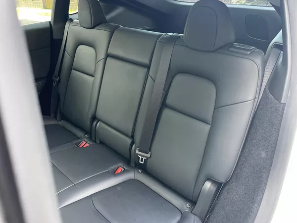 Tesla Model Y RWD 235kw 95,0 % - foto 32