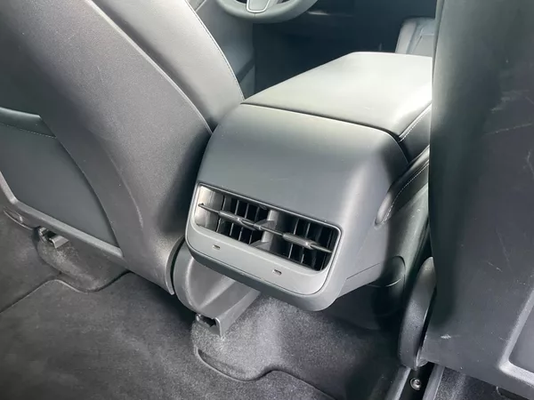 Tesla Model Y RWD 235kw 95,0 % - foto 36