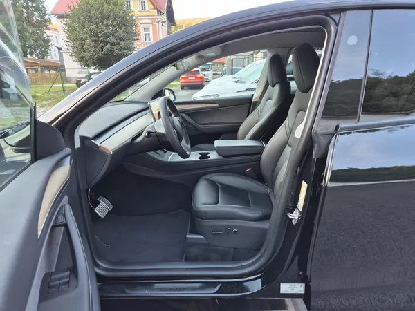 Tesla Model Y PERFORMANCE 393kw 21ALU 93,0% - foto 11