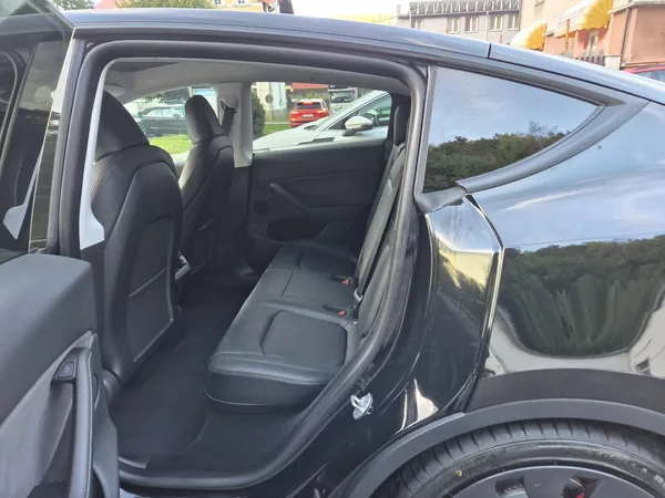 Tesla Model Y PERFORMANCE 393kw 21ALU 93,0% - foto 12