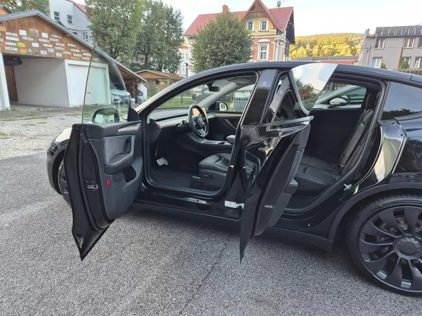 Tesla Model Y PERFORMANCE 393kw 21ALU 93,0% - foto 13