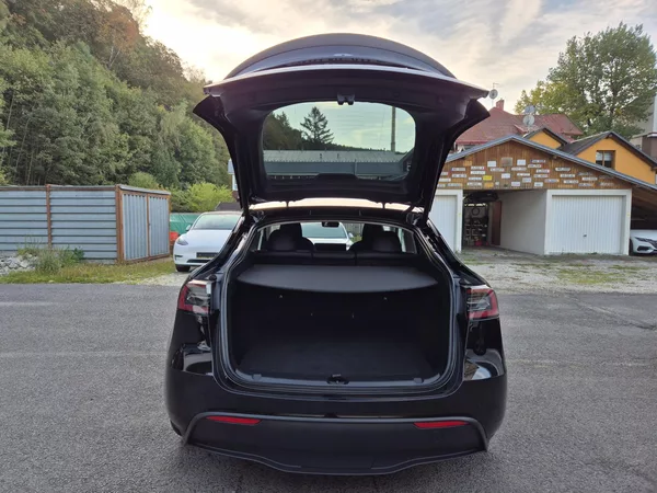 Tesla Model Y PERFORMANCE 393kw 21ALU 93,0% - foto 14