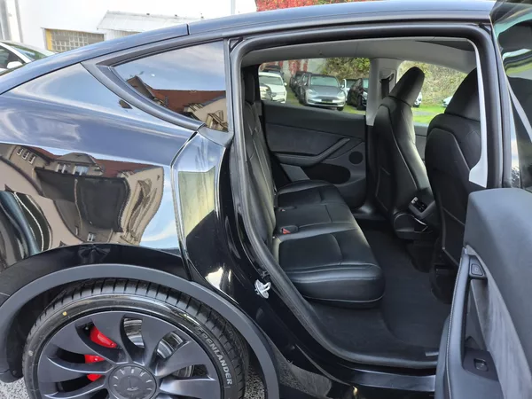 Tesla Model Y PERFORMANCE 393kw 21ALU 93,0% - foto 15