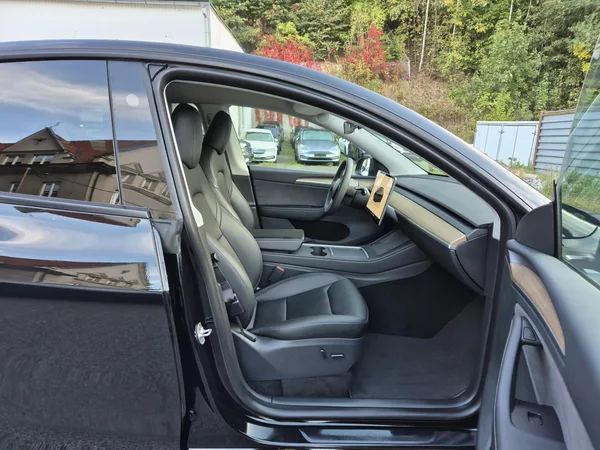 Tesla Model Y PERFORMANCE 393kw 21ALU 93,0% - foto 16