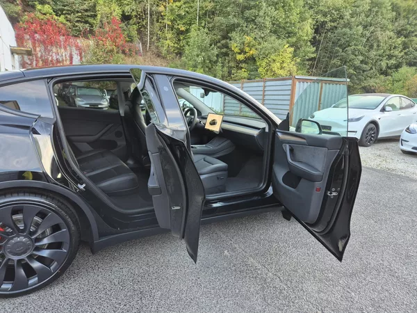 Tesla Model Y PERFORMANCE 393kw 21ALU 93,0% - foto 17