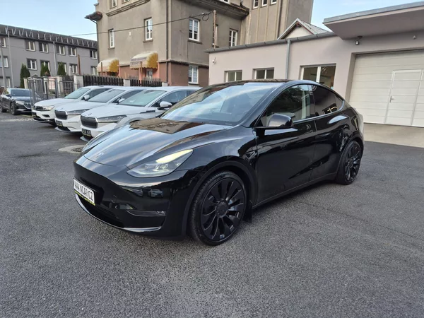 Tesla Model Y PERFORMANCE 393kw 21ALU 94,0% - foto 2
