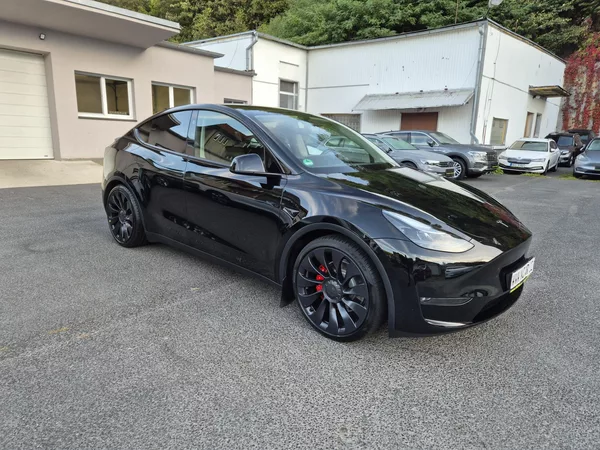 Tesla Model Y PERFORMANCE 393kw 21ALU 94,0% - foto 3