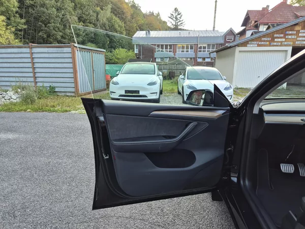 Tesla Model Y PERFORMANCE 393kw 21ALU 93,0% - foto 36