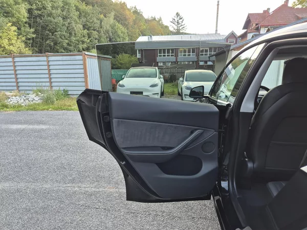 Tesla Model Y PERFORMANCE 393kw 21ALU 93,0% - foto 37