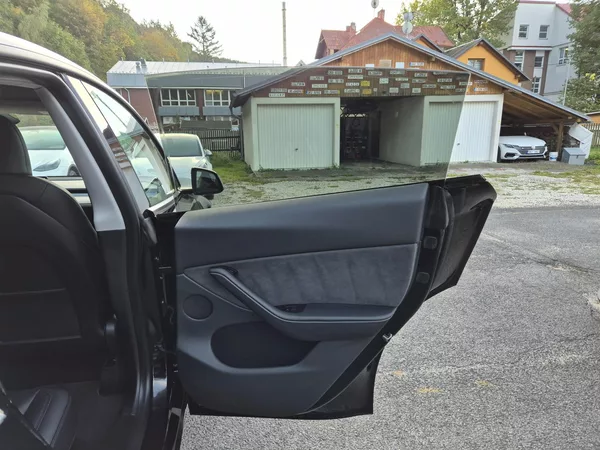 Tesla Model Y PERFORMANCE 393kw 21ALU 93,0% - foto 38