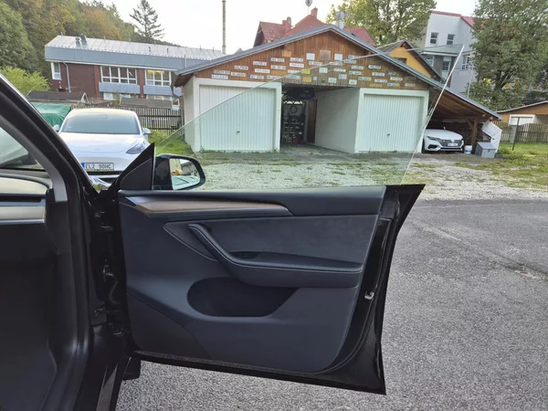 Tesla Model Y PERFORMANCE 393kw 21ALU 93,0% - foto 39
