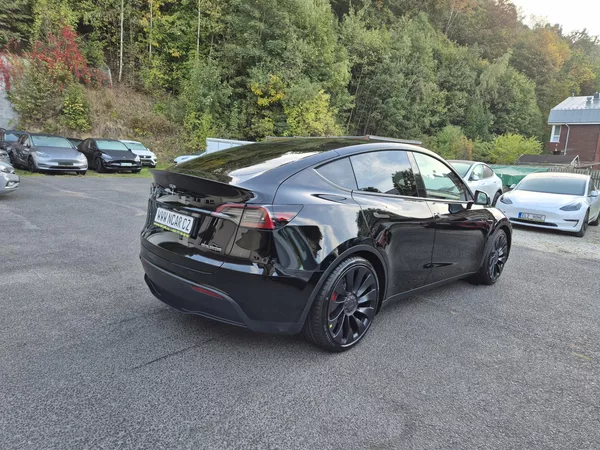 Tesla Model Y PERFORMANCE 393kw 21ALU 94,0% - foto 4