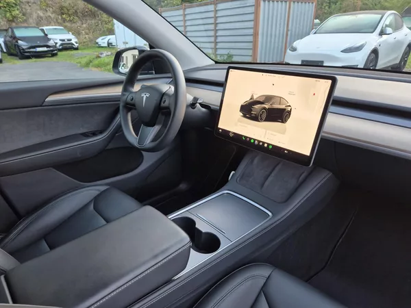 Tesla Model Y PERFORMANCE 393kw 21ALU 93,0% - foto 40
