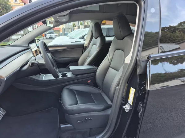 Tesla Model Y PERFORMANCE 393kw 21ALU 93,0% - foto 41