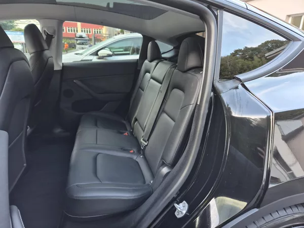 Tesla Model Y PERFORMANCE 393kw 21ALU 93,0% - foto 42
