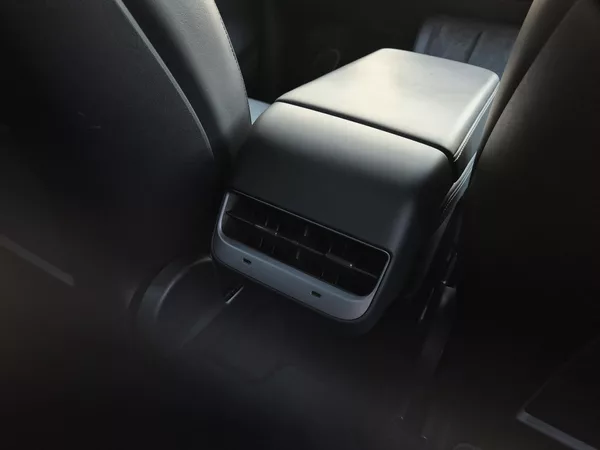 Tesla Model Y PERFORMANCE 393kw 21ALU 93,0% - foto 43