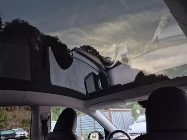 Tesla Model Y PERFORMANCE 393kw 21ALU 93,0% - foto 44