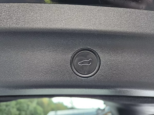 Tesla Model Y PERFORMANCE 393kw 21ALU 93,0% - foto 45