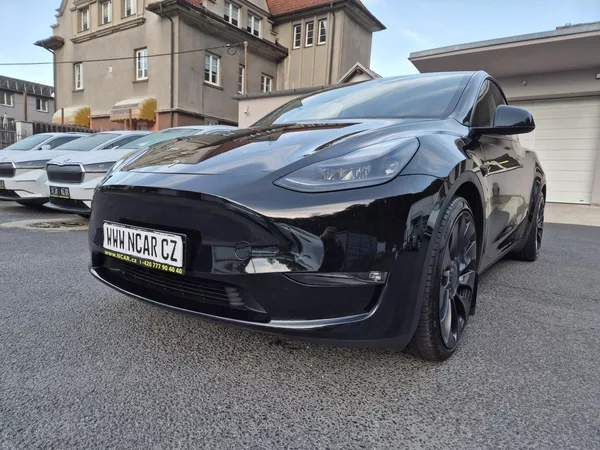 Tesla Model Y PERFORMANCE 393kw 21ALU 93,0% - foto 46