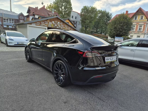 Tesla Model Y PERFORMANCE 393kw 21ALU 94,0% - foto 5
