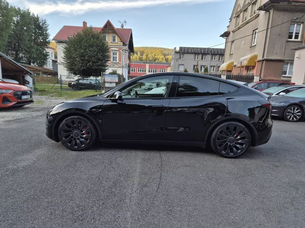 Tesla Model Y PERFORMANCE 393kw 21ALU 93,0% - foto 6