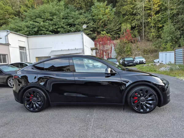 Tesla Model Y PERFORMANCE 393kw 21ALU 93,0% - foto 7