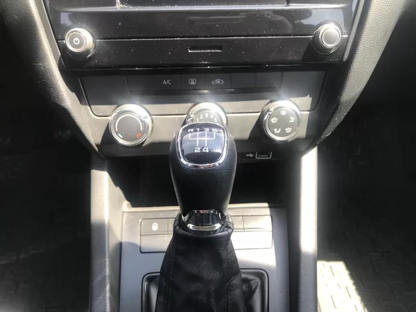 Škoda Octavia 1.6 TDI 85 KW,TEMPOMAT,ČR.. - foto 11
