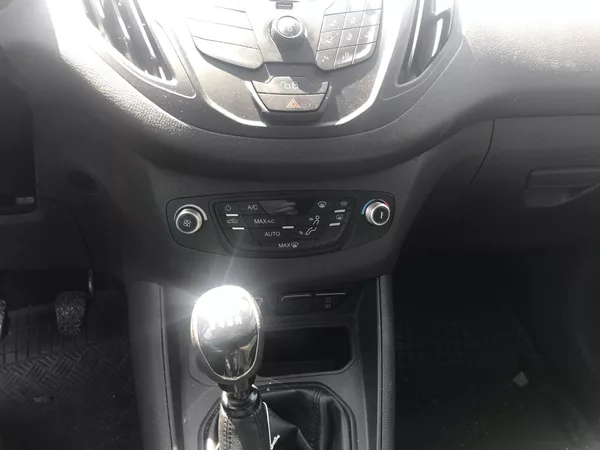 Ford Tourneo Courier 1.0 EcoBoost 74 KW VADA MOTORU - foto 11