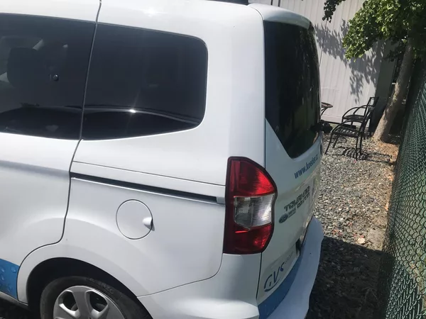 Ford Tourneo Courier 1.0 EcoBoost 74 KW VADA MOTORU - foto 6