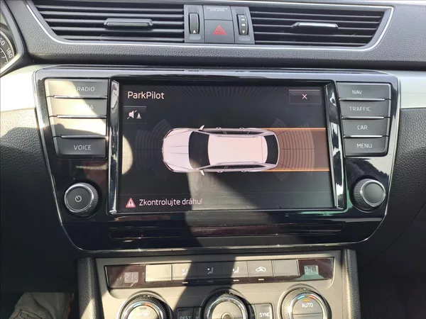 Škoda Superb 2,0 TDI 4x4 - foto 13