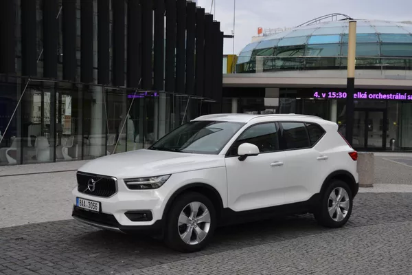 Volvo XC40 2,0 D3 DRIVE-E Momentum PRO Aw - foto 9