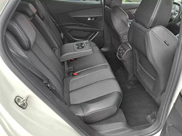 Peugeot 3008 1,2 PT EAT8 ALLURE kamera NAVI - foto 11