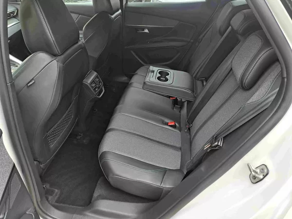 Peugeot 3008 1,2 PT EAT8 ALLURE kamera NAVI - foto 12
