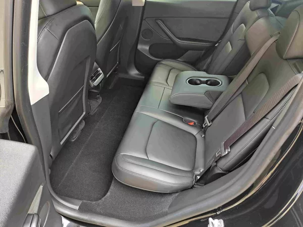 Tesla Model Y RWD 255kW Standard Range 19ALU - foto 10
