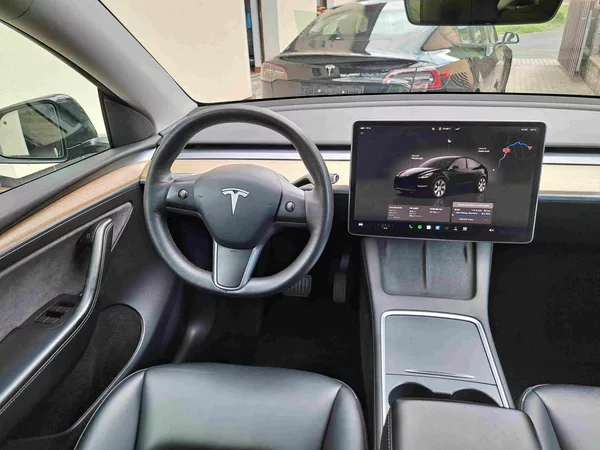 Tesla Model Y RWD 255kW Standard Range 19ALU - foto 12