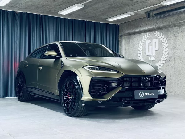 Lamborghini Urus SE*NOVÉ*MAT*AKRAPOVIC*