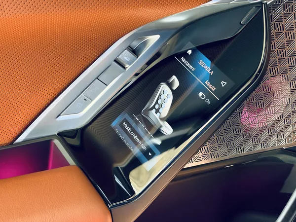 BMW Řada 7 750e*ZÁRUKA*TV*MAX.VÝBAVA - foto 34