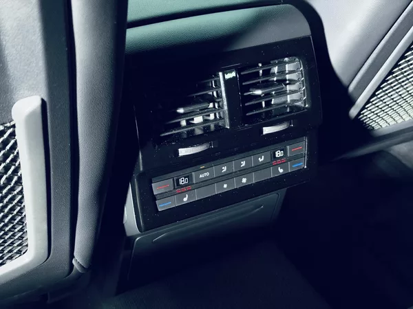 Volkswagen Touareg 3.0TDI*R-LINE*HUD*TAŽ*VZDUCH* - foto 32