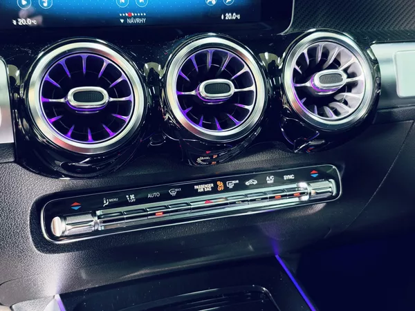 Mercedes-Benz GLB 220d 4M AMG PANO HUD TAŽNÉ - foto 21